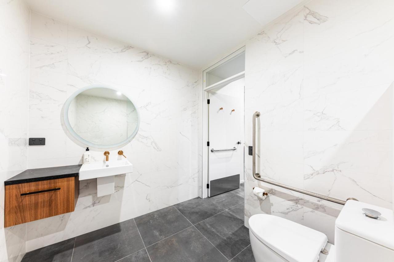 Galaxy Boutique Hotel Lake Tekapo Exterior foto A modern bathroom